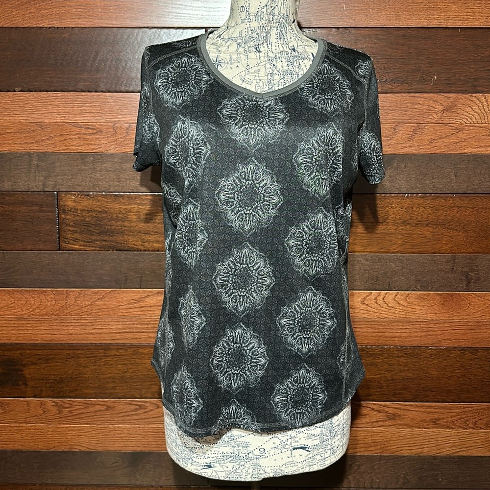 No Brand Tag Shiny Scoop Neck Short Sleeve Black and Silver Athletic Top